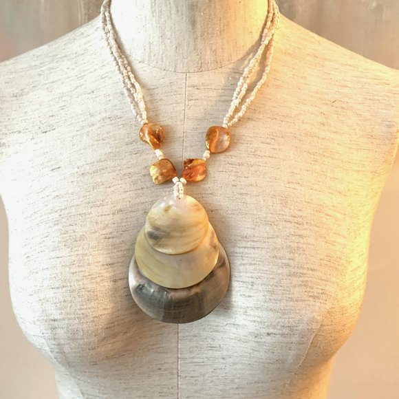 New (without tag) Layered Shell Statement Necklace - Picture 1 of 6